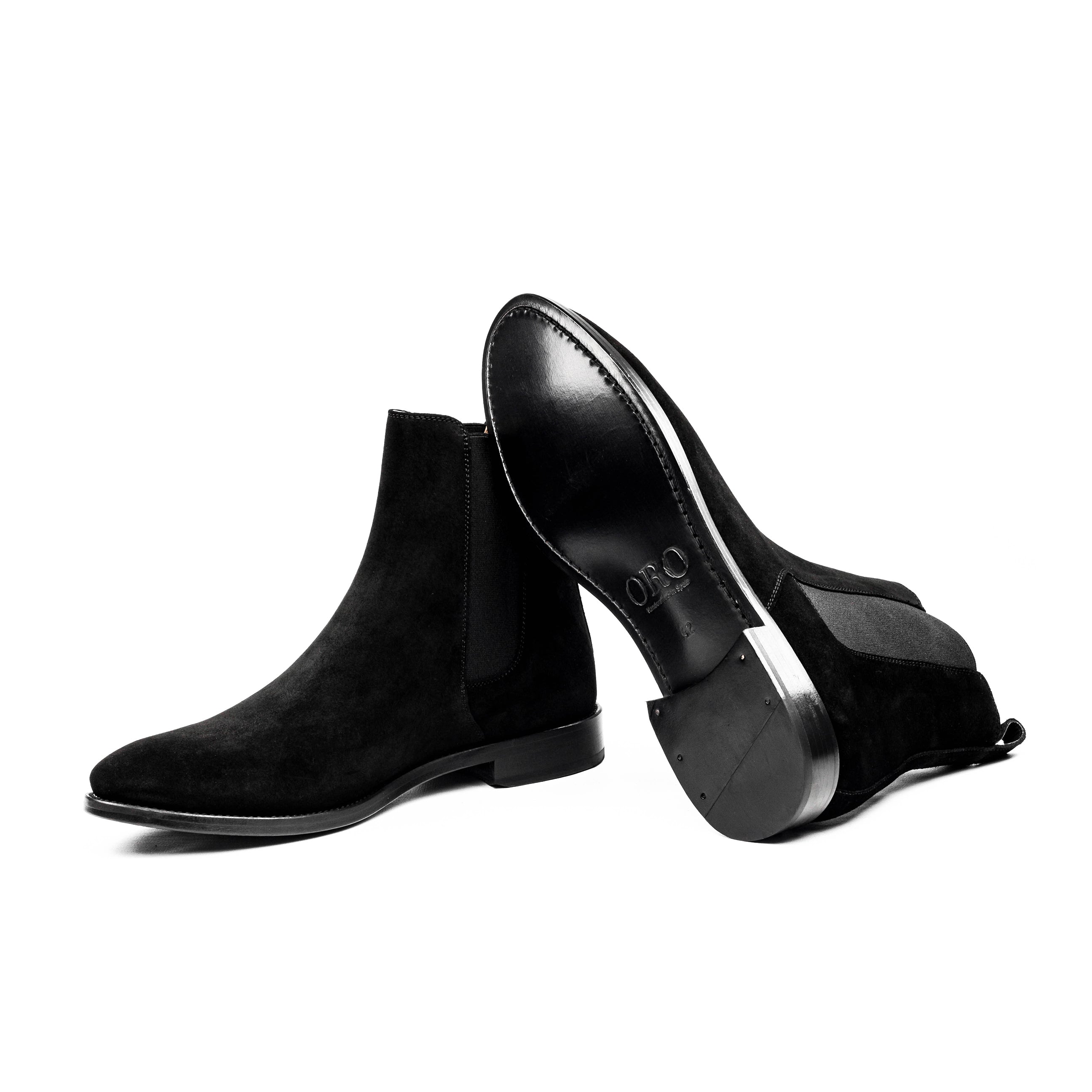 THE CLASSIC BLACK CHELSEA BOOTS