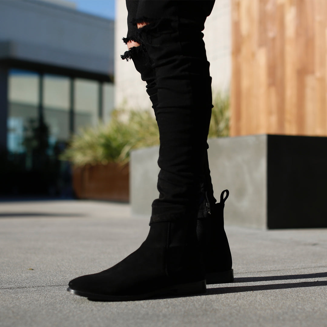 THE CLASSIC BLACK CHELSEA BOOTS