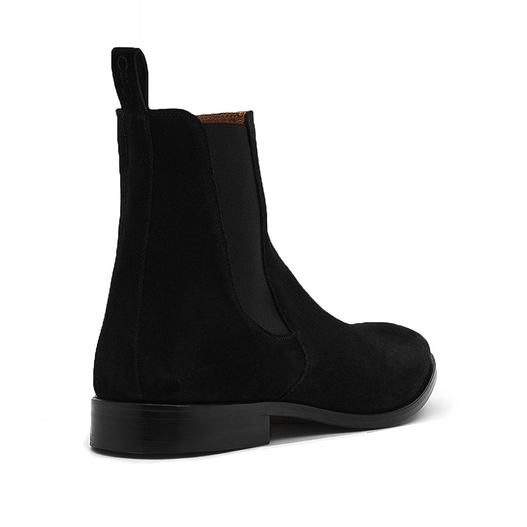 THE CLASSIC BLACK CHELSEA BOOTS